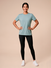 Charger l'image dans la galerie, Model Front: Uv Line Haut De Plage T-Shirt Uvpro Fem Green Water Upf50+