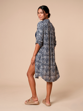 Charger l'image dans la galerie, Model Back: Uv Line Chemise Midi Chemise Tie Dye Blue Upf50+