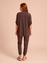 Charger l'image dans la galerie, Model Back: Uv Line Chemise Shirt Copa Brown Upf50+