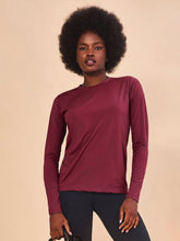 Charger l'image dans la galerie, Model Front: Uv Line T-Shirt Longsleeve Uvpro Vermelho Quimado Upf50+