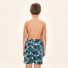 Charger l'image dans la galerie, Model Back: Uv Line Maillot De Bain Garçon Shorts Aqua Hibiscus Kids Upf50+