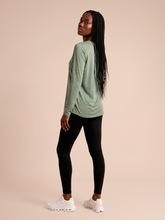 Charger l'image dans la galerie, Model Back: Uv Line T-Shirt Longsleeve Fem New Fit Mix Grey Upf50+