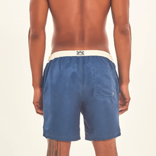Charger l'image dans la galerie, Model Back: Uv Line Bermuda / Short Pour Homme Shorts Boxer Aco Off White Upf50+