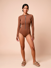 Charger l'image dans la galerie, Model Front: Uv Line Une Pièce Long Sleeve Swimsuit Macae Brown Upf50+

