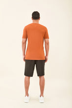 Charger l'image dans la galerie, Model Back: Uv Line T-Shirt Pour Homme T-Shirt Sport Fit Caramelo Upf50+
