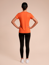 Charger l'image dans la galerie, Model Back: Uv Line Haut De Plage T-Shirt Uvpro Fem Pitanga Upf50+
