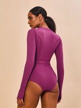 Charger l'image dans la galerie, Model Back: Uv Line Une Pièce Swimsuit Macae Magenta Upf50+
