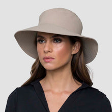 Charger l'image dans la galerie, Model Front: Uv Line Bob Hat California Nac Fem Sand Upf50+
