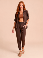 Charger l'image dans la galerie, Model Front: Uv Line Chemise Shirt Copa Brown Upf50+
