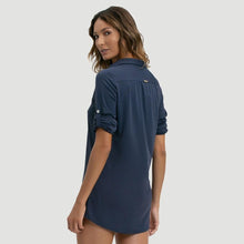 Charger l'image dans la galerie, Model Back: Uv Line Vêtement De Plage Shirtdress Copenhagen Fem Navy Blue Upf50+
