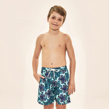 Charger l'image dans la galerie, Model Front: Uv Line Maillot De Bain Garçon Shorts Aqua Hibiscus Kids Upf50+
