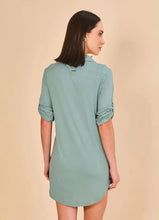 Charger l'image dans la galerie, Model Back: Uv Line Chemise Shirtdress Copenhagen Water Green Upf50+
