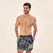 Charger l'image dans la galerie, Model Front: Uv Line Short De Bain Short Acqua Coqueiros Marinho Upf50+
