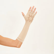 Charger l'image dans la galerie, Model Back: Uv Line Gants Long Gloves Uni Chocolate Upf50+
