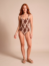 Charger l'image dans la galerie, Model Front: Uv Line Une Pièce Swimsuit Ibiza Diamond Upf50+
