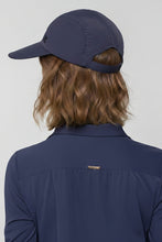 Charger l'image dans la galerie, Model Back: Uv Line Casquette Visor Capri Colors Marinho Upf50+
