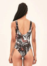 Charger l'image dans la galerie, Model Back: Uv Line Une Pièce Swimsuit Coqueiros Bege Upf50+
