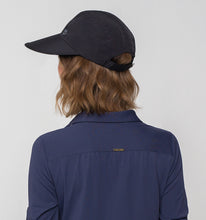 Charger l'image dans la galerie, Model Back: Uv Line Casquette Capri Colors Preto Upf50+
