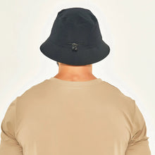Charger l'image dans la galerie, Model Back: Uv Line Bob Hat Toronto Colors Masc Black Upf50+
