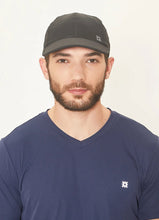Charger l'image dans la galerie, Model Front: Uv Line Casquette Cap Uv Pro Masc Black Upf50+
