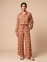 Charger l'image dans la galerie, Model Front: Uv Line Pantalon De Plage Pants Meia Lua Tie Dye Pitanga Upf50+
