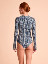Charger l'image dans la galerie, Model Back: Uv Line Une Pièce Swimsuit Macae Tie Dye Blue Upf50+
