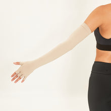 Charger l'image dans la galerie, Model Back: Uv Line Gants Extra Long Glove Chocolate Upf50+
