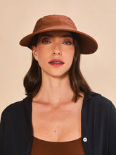 Charger l'image dans la galerie, Model Front: Uv Line Casquette Visor Capri Colors Nac Fem Coniac Upf50+
