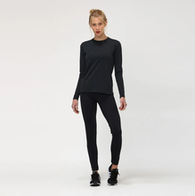 Charger l'image dans la galerie, Model Front: Uv Line T-Shirt Uvpro Br Ml Preto Fem
