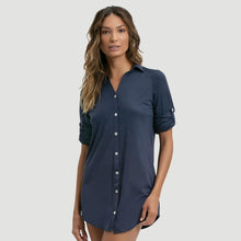 Charger l'image dans la galerie, Model Front: Uv Line Vêtement De Plage Shirtdress Copenhagen Fem Navy Blue Upf50+
