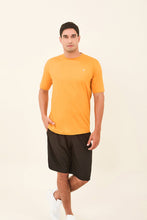 Charger l'image dans la galerie, Model Front: Uv Line T-Shirt Pour Homme T-Shirt Uvpro Masc Orange Upf50+
