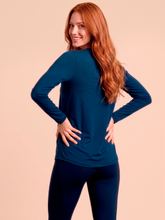 Charger l'image dans la galerie, Model Back: Uv Line T-Shirt Longsleeve Uvpro Fem Cobalt Upf50+
