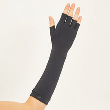 Charger l'image dans la galerie, Model Back: Uv Line Gants Long Gloves Fpu50+ Black Uv

