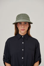 Charger l'image dans la galerie, Model Front: Uv Line Casquette Visor Nice Fem Militar Green Upf50+
