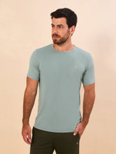 Charger l'image dans la galerie, Model Front: Uv Line T-Shirt Pour Homme T-Shirt New Fit Masc Verde Agua Upf50+
