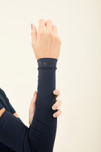 Charger l&#39;image dans la galerie, Model Front: Uv Line Gants Sun-Protection Sleeve Navy Upf50+
